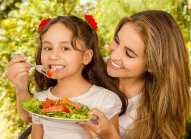 Anne ve kızı sağlıklı bir başlatmak yeme eğleniyor