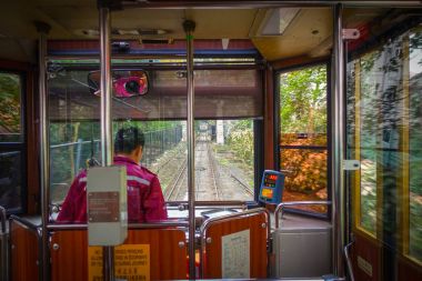 Hong Kong, Çin - 22 Ocak 2017: Füniküler demiryolu Hong Kong, turist ve yerleşik Hong üst seviyelere taşıyan otobüs şoförü bir tramvay araba sürücülerine Peak tramvay, içinde olduğunu