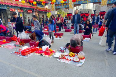 Hong Kong, Çin - 22 Ocak 2017: Kişilik tutan kalabalık bir ellerini bir tütsü sopa ve Wong Tai Sin Budist tapınağı içinde dua dua, Hong Kong, Çin