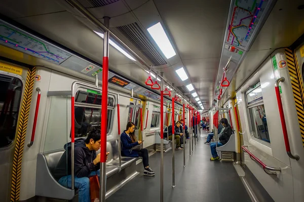 Hongkong, Čína - 26. ledna 2017: Neznámí lidé uvnitř metra, lidé životní styl pozadí uvnitř vlaku — Stock fotografie