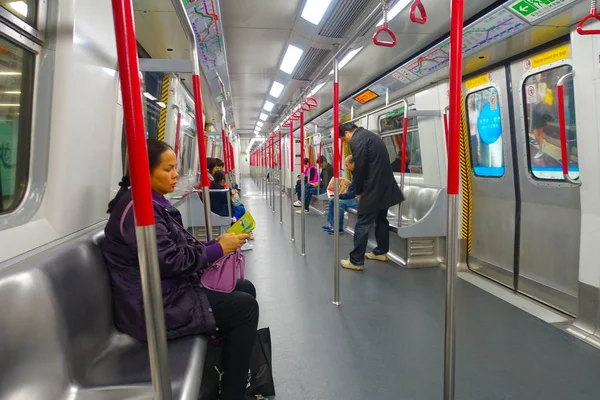 Hong Kong, Çin - 26 Ocak 2017: Metro, insanların yaşam tarzı arka plan içinde tren tanımlanamayan kişi
