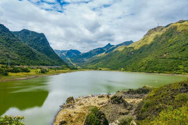 Lagoa bonita localizada em Papallacta, os planaltos andinos em um dia ensolarado, com as montanhas behinds em Quito Equador — Fotografia de Stock