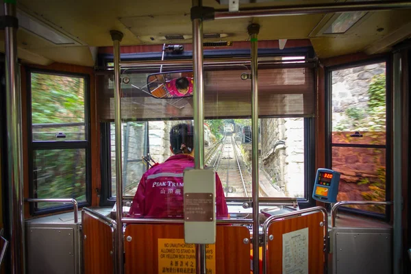 HONG KONG, CHINE - 22 JANVIER 2017 : Conducteur de bus à l'intérieur d'une voiture de tramway, conduit à Peak Tram, est un funiculaire à Hong Kong, qui transporte les touristes et les résidents aux niveaux supérieurs de Hong Kong — Photo