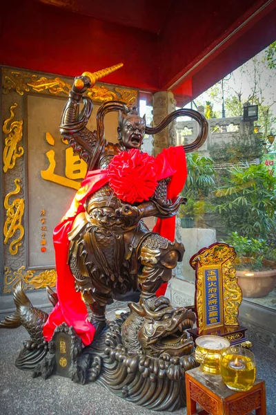 香港，中国-2017 年 1 月 22 日： 在黄大仙祠的青铜制成的扔石头的雕像进入香港，中国 — 图库照片