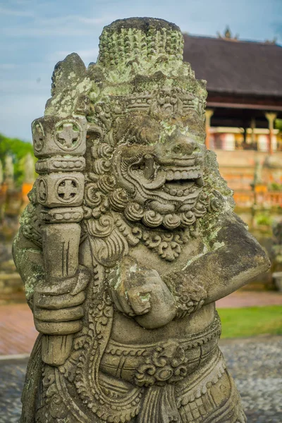 Bali, Endonezya - 08 Şubat 2017: Semarapura, Kertha yığınını Pavilion Klungkung Sarayı, taş hükmünün Denpasar Endonezya güzel bir günde