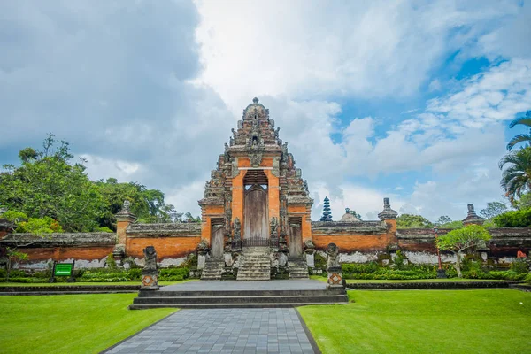 Bali, Endonezya - 08 Şubat 2017: Royal Tapınağı Mengwi Mengwi, Bali, Endonezya ünlü yerler olduğunu Badung regency bulunan İmparatorluğu'nun