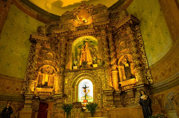 QUITO, ECUADOR-MAIO 23, 2017: Vista interior da Basílica do Voto Nacional, uma igreja católica romana, Quito, Equador — Fotografia de Stock