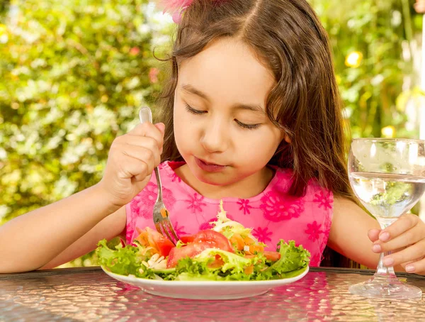 Close up van mooi meisje, voorbereidingen voor een gezonde salade eet en drink een glas water, in een tuin achtergrond — Stockfoto