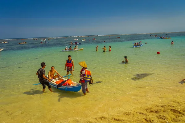 Bali, Indonesië - 11 maart 2017: Niet-geïdentificeerde mensen genieten van de mooie zonnige dag over een kajak in het strand van Pantai pandawa, in Bali eiland, Indonesië — Stockfoto