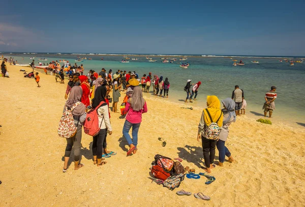 BALI, INDONESIA - 11 de marzo de 2017: Personas no identificadas disfrutan del hermoso día soleado en la playa de Pantai pandawa, en la isla de Bali, Indonesia — Foto de Stock