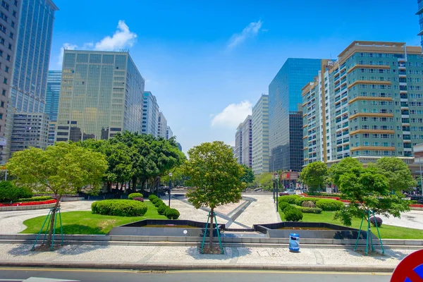 Beau parc dans le centre-ville de Macao Cina dans un ciel bleu magnifique, belle journée — Photo
