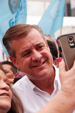 Quito, Ekvator - 7 Nisan 2016: Closeup muhalefet lideri Andres insanlar ve anti Shyris Avenue hükümet protesto sırasında gazeteciler tarafından çevrili Paez