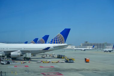 San Francisco, California - 11 Mayıs 2017: United Airlines uçak, San Francisco International Airport Terminal