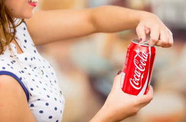 Quito, Ekvator - 06 Mayıs 2017: genç bir kadın olarak ona bir beyaz ile siyah noktalar bluz giyen bir kola işaret kapat