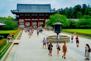 Nara, Japonya - 26 Temmuz 2017: Kimliği belirsiz kişi yürüyüş Todai-ji kelimenin tam anlamıyla Doğu büyük tapınak demektir. Nara city bulunan bir Budist tapınağı bu tapınağıdır