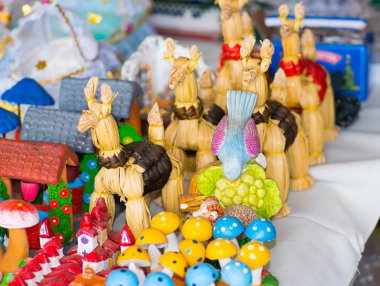 Quito, Ekvator-07 Mayıs, 2017: Kil beyaz bir tablo üzerinde yapılan güzel küçük rakamlar