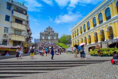 Makao, Çin - 11 Mayıs 2017: kimliği belirsiz bir kişi, etrafta dolaşan St. Paul Katedrali kalıntıları, 1582 1602 Cizvitler tarafından inşa edilmiş, bir tayfun 1835 yılında sırasında bir yangın tarafından tahrip edildi