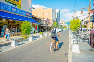 Nara, Japonya - 26 Temmuz 2017: Bisiklet ve yürüyüş sokakları ve ziyaret alışveriş alanında Nara, Japonya, kimliği belirsiz kişi. Nara bir Japonya'nın eski başkenti şehir olduğunu. Günümüzde yaşadığı büyük bir şehir olduğunu