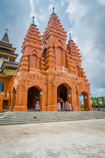 BALI, INDONÉSIE - 08 MARS 2017 : Vue extérieure de l'église catholique Katedral Roh Kudus, située à Denpasar en Indonésie — Photo