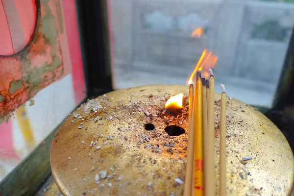 Nahaufnahme eines Weihrauchs, der über einem Bronzetablett mit Feuer in der Mitte im Tempel Wong Tai sin verbrennt, hong kong, China — Stockfoto
