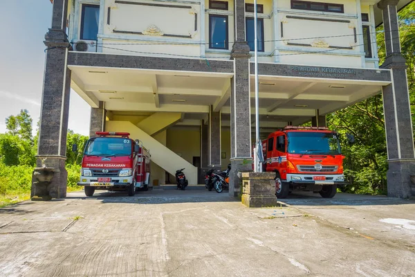 BALI, INDONESIA - 11 de marzo de 2017: Camiones de bomberos debajo de un edificio en el templo de Uluwatu en la isla de Bali, Indonesia — Foto de Stock