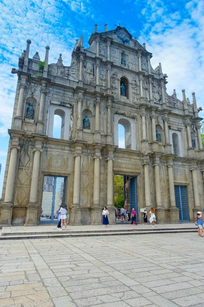 Макао, Китай - 11 травня 2017: невідомі люди, ходять з руїн Сен Паулс собор, побудований з 1582 1602 єзуїтами, був знищений пожежею під час тайфуном у 1835 — стокове фото