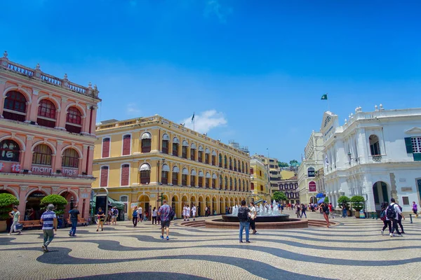 Makao, Çin - 11 Mayıs 2017: güzel parklar ile lavabo içinde şehir merkezi Macau Çin bir muhteşem mavi gökyüzünde dolaşan bir kimliği belirsiz kişi güzel gün