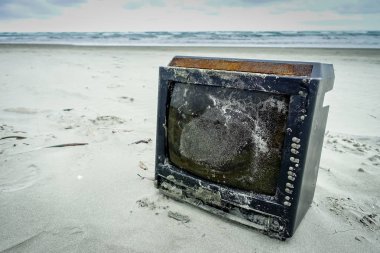Beach kirliliği. Çevre Muisne Island Ekvator zarar beach paslı ve yok TV'de