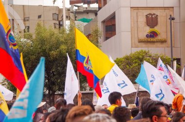 Quito, Ekvator - 7 Nisan 2016: Kalabalık olan Ekvador ve beyaz bayrak destekleyen Başkan adayı Guillermo Kement ve hükümet protesto anti sırasında gazeteciler kimliği belirsiz kişilerin