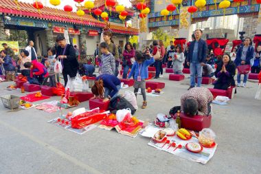 Hong Kong, Çin - 22 Ocak 2017: Kişilik tutan kalabalık bir ellerini bir tütsü sopa ve Wong Tai Sin Budist tapınağı içinde dua dua, Hong Kong, Çin