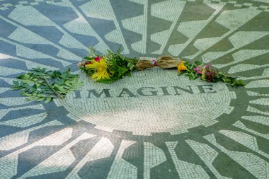 New York, ABD - 22 Kasım 2016: Strawberry Fields mozaik New York City, Amerika Birleşik Devletleri Central Park'ta katında