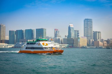 Hong Kong, Çin - 26 Ocak 2017: Horizont bir gökdelenler ile Hong Kong güzel bir görünüm deniz otobüsleri ve modern binalar
