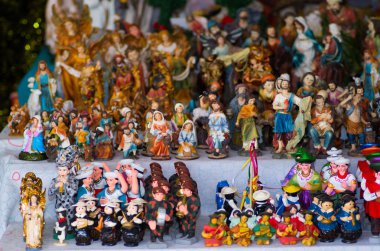 Quito, Ekvator-07 Mayıs, 2017: Kil beyaz bir tablo üzerinde yapılan güzel küçük rakamlar