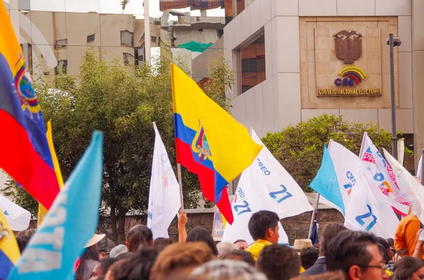 Quito, Ekvator - 7 Nisan 2016: Kalabalık olan Ekvador ve beyaz bayrak destekleyen Başkan adayı Guillermo Kement ve hükümet protesto anti sırasında gazeteciler kimliği belirsiz kişilerin