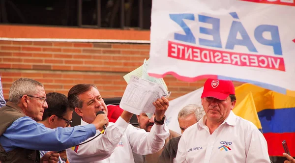 Quito, Ekvator - 7 Nisan 2016: Andres Paez insanlarla ve seçim dolandırıcılık, onun elleri deliller içinde tutan polis Closeup muhalefet lideri ve hükümet protesto anti sırasında gazeteciler 