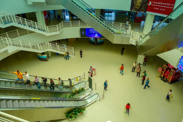 Makao, Çin - 11 Mayıs 2017: Macau Ferry terminal içinde yürüyüş bir Tanımlanamayan kişi