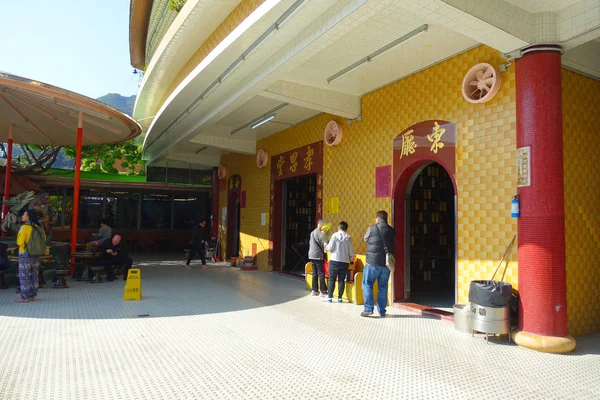 HONG KONG, CHINE - 26 JANVIER 2017 : Personnes non identifiées en plein air dans le temple Tsz wan, à Hong Kong — Photo