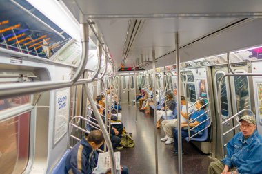 New York, ABD - 22 Kasım 2016: Metro toplu taşıma, Times Square New York City ABD'de yeraltı metro içinde otururken kimliği belirsiz kişi