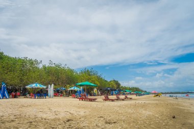 Bali - Endonezya 08 Mart 2017: Geç öğleden sonra düşük Tide turist Legian Beach üzerinde geziniyor