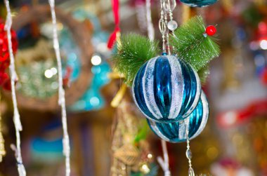 Quito, Ekvator-07 Mayıs, 2017: güzel mavi ve beyaz Noel süsler bir pazarda