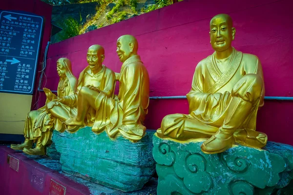 Sochy v klášteře deset tisíc Buddhů v Sha Tin, Hong Kong, Čína. — Stock fotografie