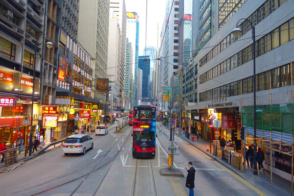 ГОНКОНГ, КИНА - 26 ЯНВАРЯ 2017 года: Неизвестные, ожидающие традиционных трамвайных вагонов, путешествуют по городу на острове Гонконг
