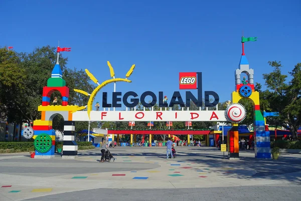 HOUSTON, EE.UU. - 12 DE ENERO DE 2017: Legoland firmar en la entrada principal de Legoland con algunas personas en el entrar. Legoland es un parque temático basado en la popular marca LEGO de juguetes de construcción — Foto de Stock