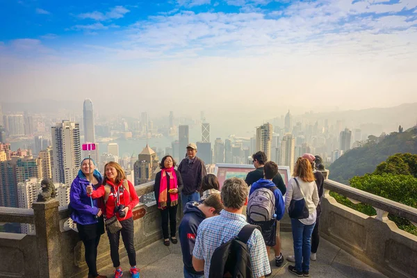 Hong Kong, Çin - 22 Ocak 2017: Resimler Victoria Peak horizont Hong Kong şehir mavi gökyüzü ile güneşli bir günde alan kimliği belirsiz insanlar