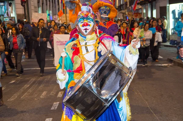 QUITO, ECUADOR - 06 DE MAYO DE 2017: Hombre no identificado con ropa de payaso sosteniendo un gran tambor durante una protesta con el lema vivo que los queremos, protesta contra el feminicidio en Quito Ecuador —  Fotos de Stock