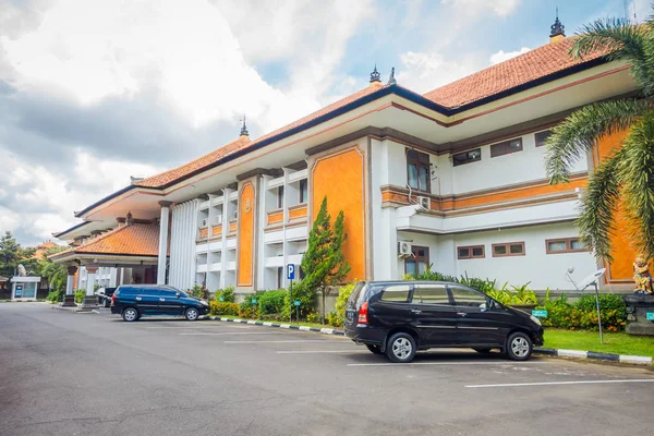 Bali, Endonezya - 08 Şubat 2017: Merkezi Densapar, Bali Endonezya karmaşık bina bulunan bir hükümet ofis yapıdır