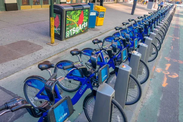 NUEVA YORK, EE.UU. - 22 DE NOVIEMBRE DE 2016: Alquiler de bicicletas en Times Square estacionado en una fila en la calle en la ciudad de Nueva York Estados Unidos — Foto de Stock