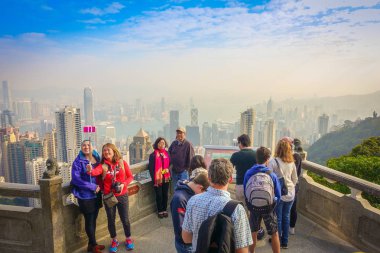 Hong Kong, Çin - 22 Ocak 2017: Resimler Victoria Peak horizont Hong Kong şehir mavi gökyüzü ile güneşli bir günde alan kimliği belirsiz insanlar