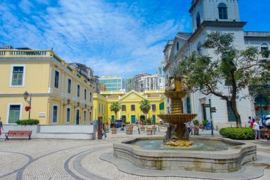 Makao, Çin - 11 Mayıs 2017: city center of Macau Çin bir muhteşem mavi gökyüzünde lavabo ve deniz atları ile güzel bir parklarda dolaşan bir kimliği belirsiz kişi güzel gün