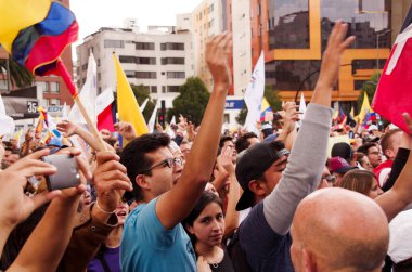 Quito, Ekvator - 7 Nisan 2016: Kalabalık olan Ekvador ve beyaz bayrak destekleyen Başkan adayı Guillermo Kement ve hükümet protesto anti sırasında gazeteciler kimliği belirsiz kişilerin